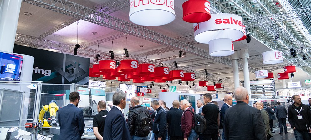 Besucher an einem Ausstellerstand auf der EuroBLECH