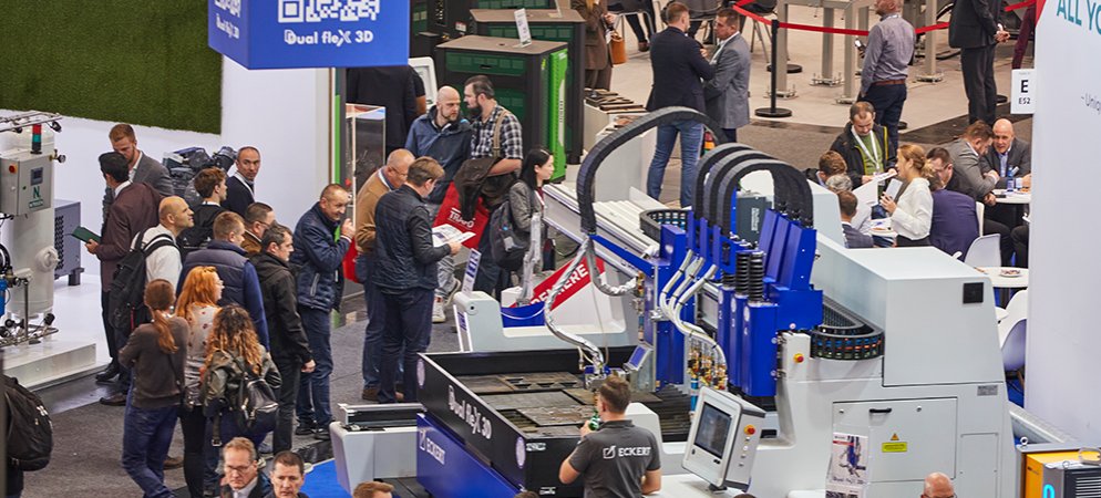 Messebesucher schauen sich ein ausgestelltes Produkt auf der EuroBLECH an