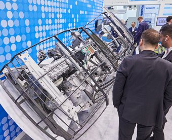 Aussteller zeigt dem Besucher auf der EuroBLECH ein Produkt